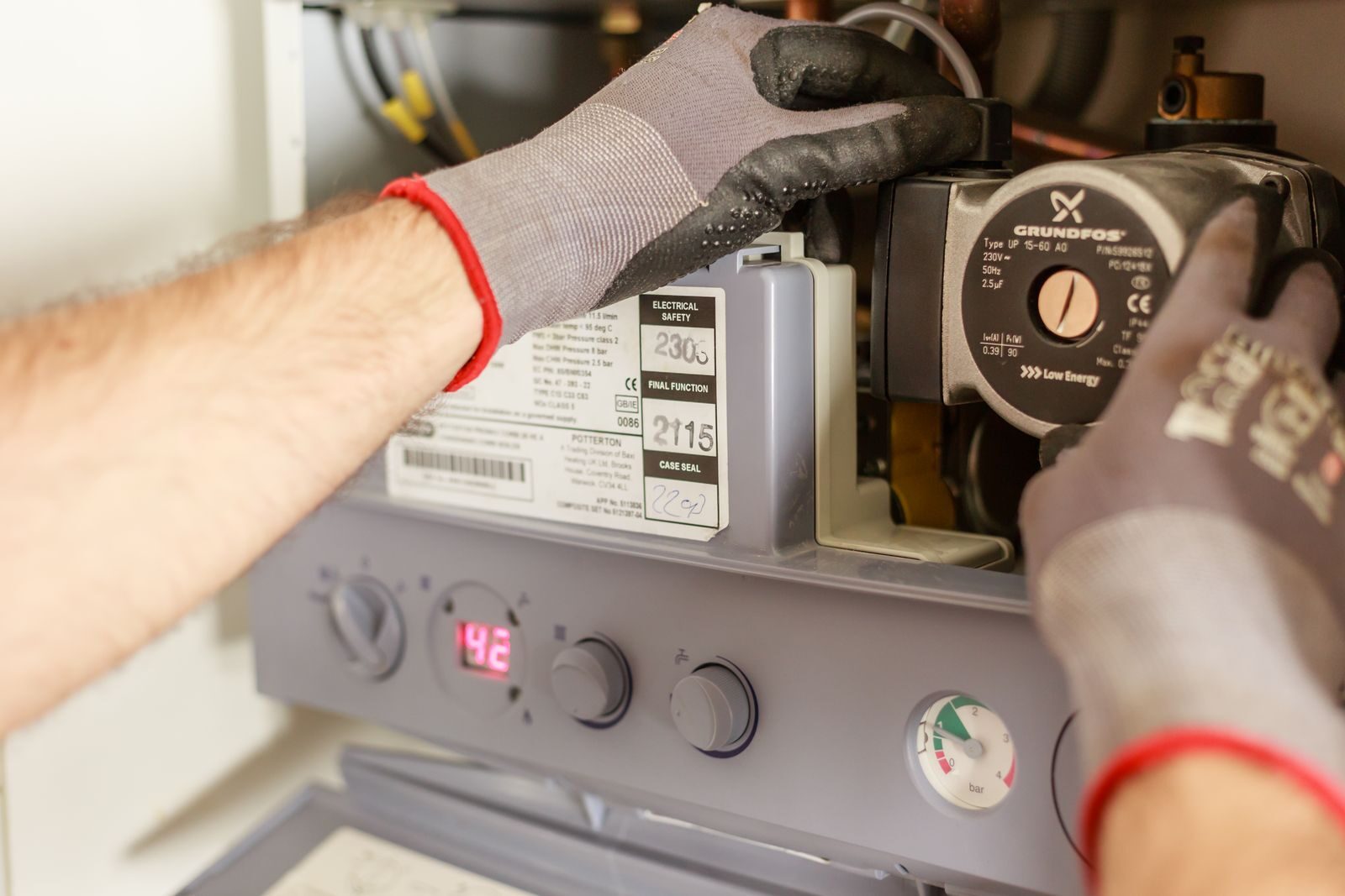 HydroVolt monteur sluit een warmtepomp aan