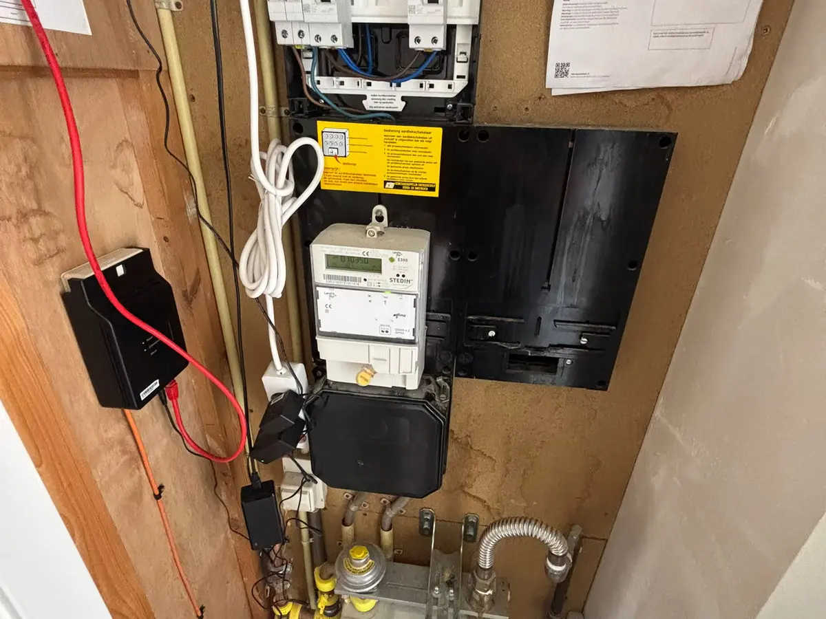 Meterkast met gasmeter en elektra-aansluiting, verzorgd bekabeld.