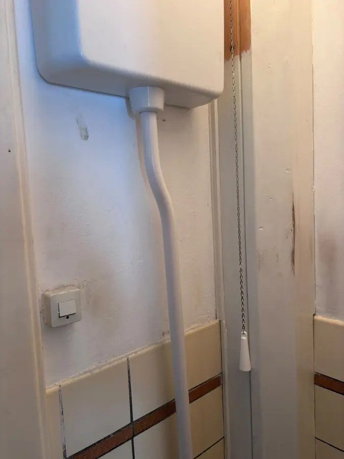 Boiler aan de wand met aan- en afvoerleiding